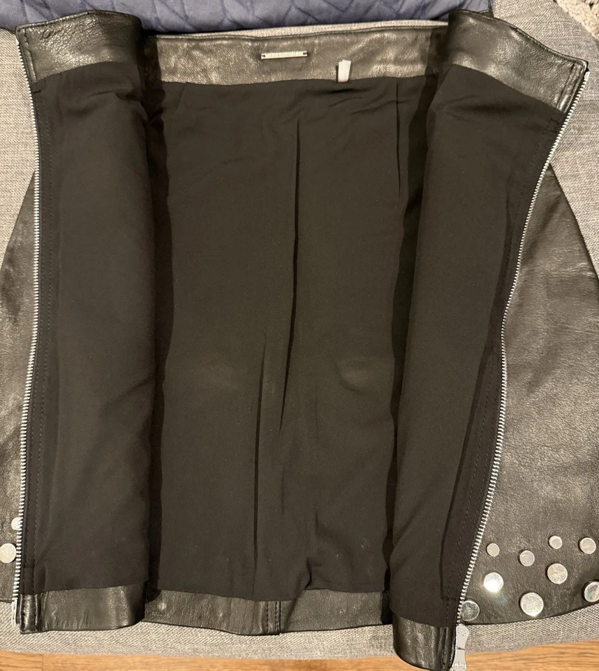 Falda Elie Tahari Zoey Plateada con Dobladillo Tachonado Cuero Negro Cremallera Talla 0 Motociclista Moto Foto 3 de 4