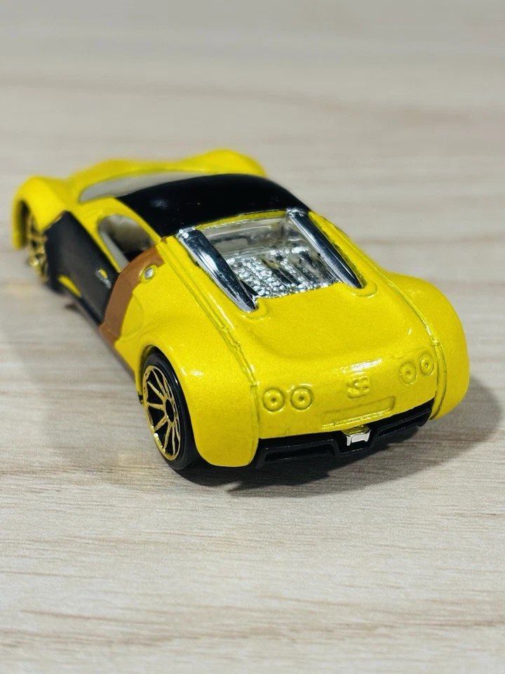 2007 Hot Wheels Bugatti Veyron Mystery Models Series Yellow Near Mint !! - Image 3 of 4