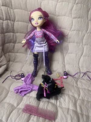 Rainbow High Emi Vanda Serie 3 Puppe mit Schuhen und Outfits im Rock getauscht
