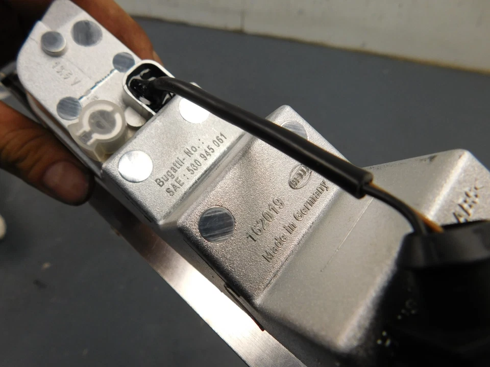 Luz indicadora lateral esquerda Bugatti Veyron #0007 Q8-2 - Imagem 4 de 4