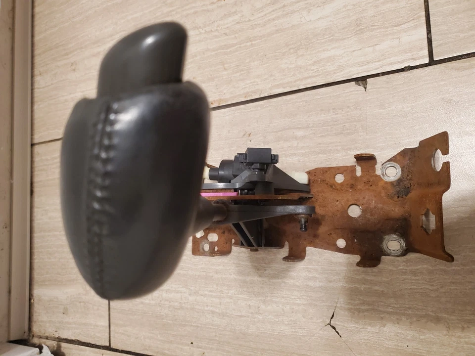 01-04 Olds Alero Conjunto de palanca de cambios de piso Unidad de cambio OEM Transmisión automática Foto 2 de 4