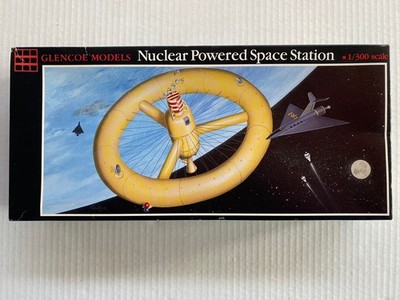 Glencoe Vintage 1/300 Scale Nuclear Powered Space Station Model Kit 05909