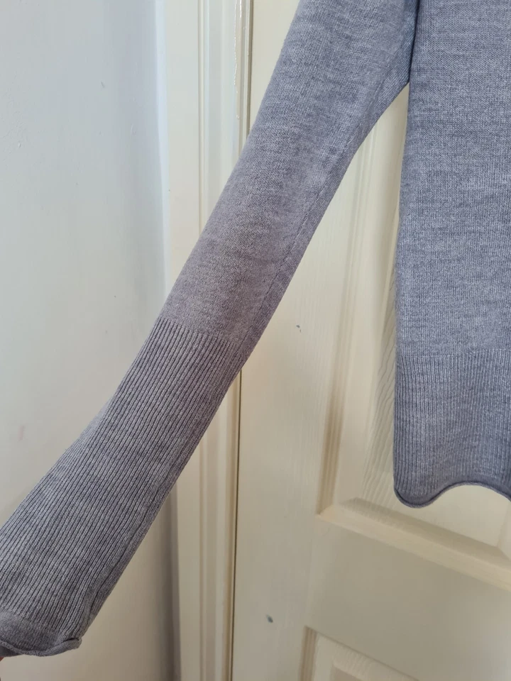 Beautiful Soft Grey M&S Ladies Lovely Top Size 12 (tiny hole in pic) - Image 4 of 4
