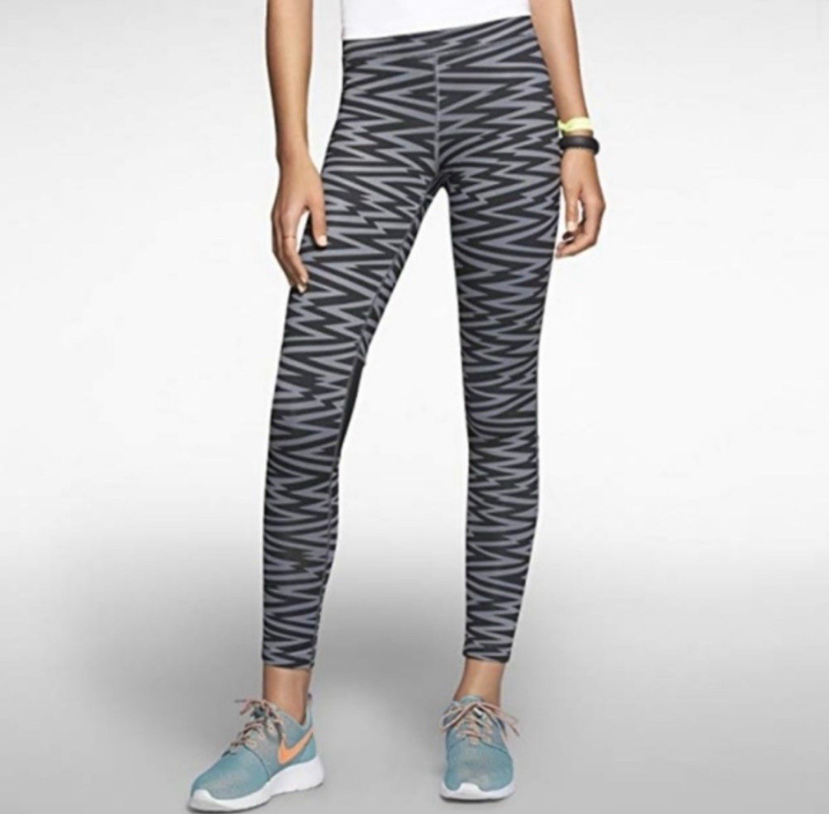 Nike Womens XS Athletic Leggings Black Gray Zig Zag Design