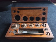 Vintage Brass Weights In Wooden Box. Metric. Heaviest is 100gr, smallest is 1gr