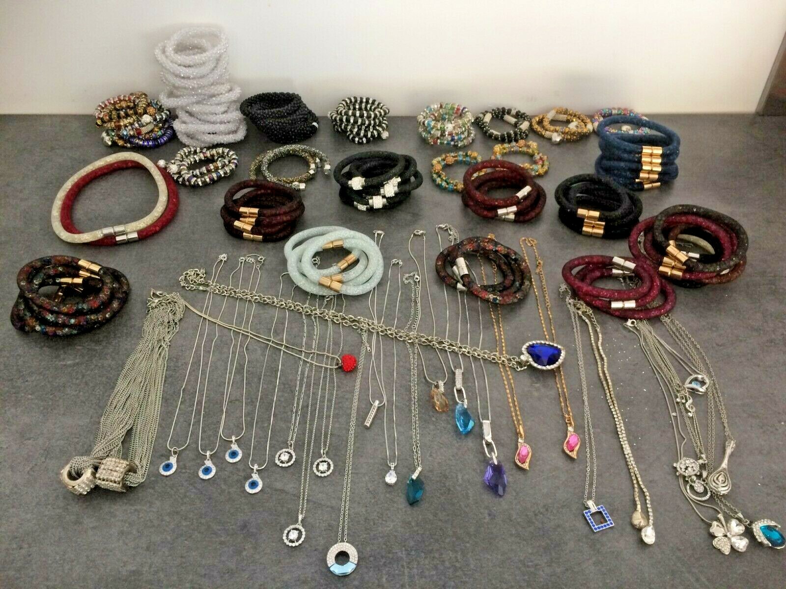 Grossiste bijoux fantaisie neufs assortiment bracelets et colliers pour les marchés