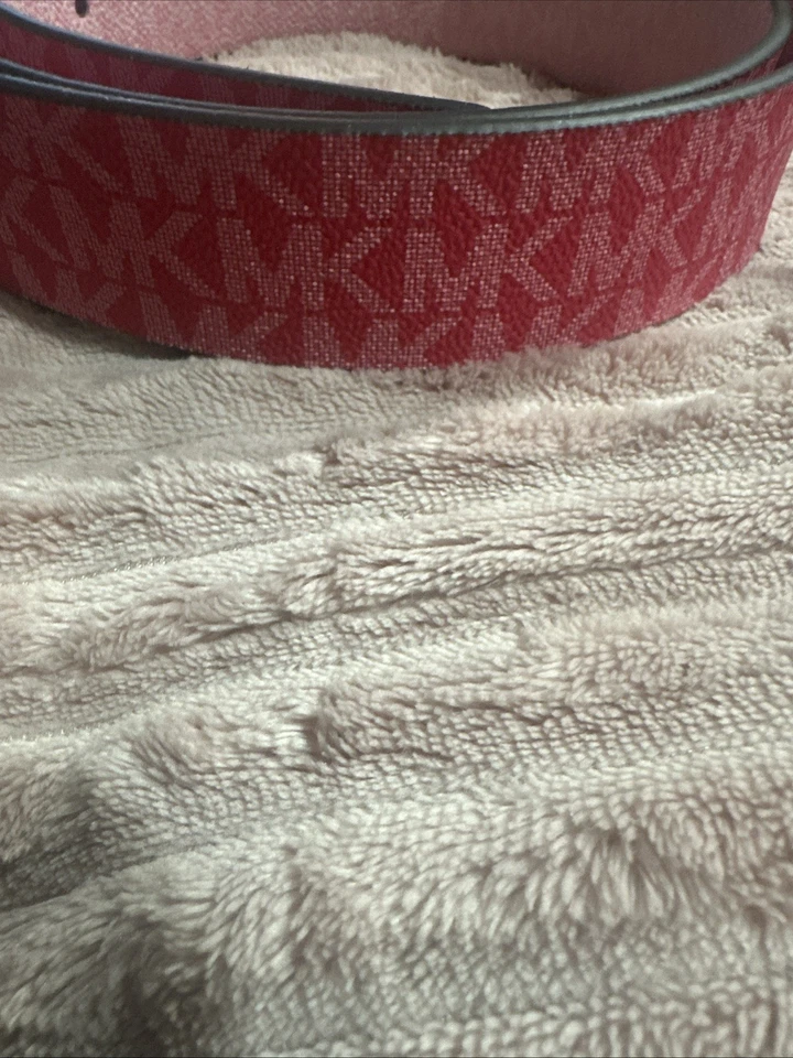 Cinto de couro Michael Kors feminino torção reversível 30mm logotipo MK grande - Imagem 3 de 4