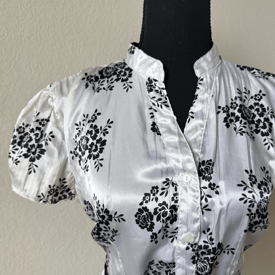 Blusa Quizz Again Floral Satinada Y2K Manga Abullonada Corbata Cintura Romántica Glamour Talla S Foto 2 de 4