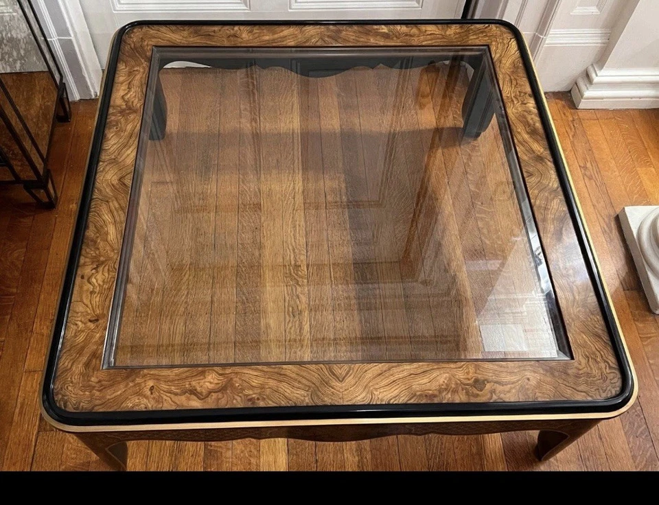 Mesa de centro Drexel Heritage Et Cetera Chinoiserie & Burl madera cuadrada con tapa de vidrio Foto 3 de 4
