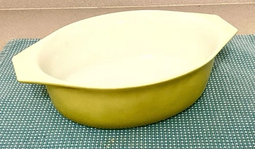 Vintage PYREX “Verde” 1970s Avocado Green 1 1/2 QT Oval Ovenware #043