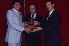Mike Eruzione with his award Jim McKay Jim Spence 1980s TV Historic Old Photo 2
