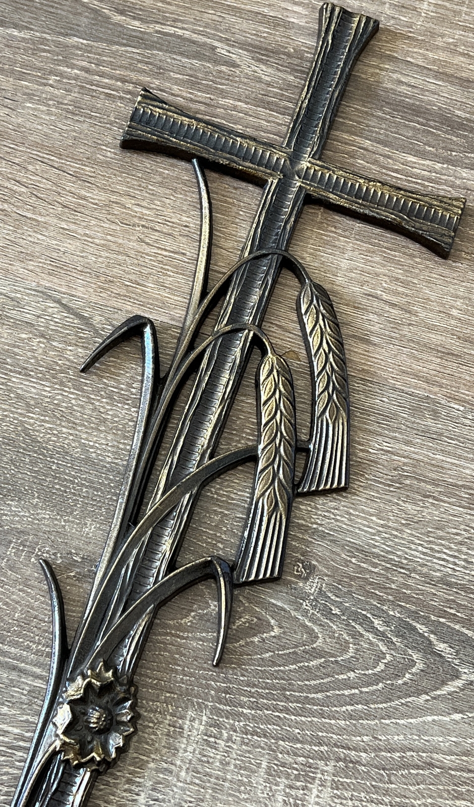 Elegantes G. Curti Bronze Metall Wandkreuz Kruzifix mit Weizenohr Vintage