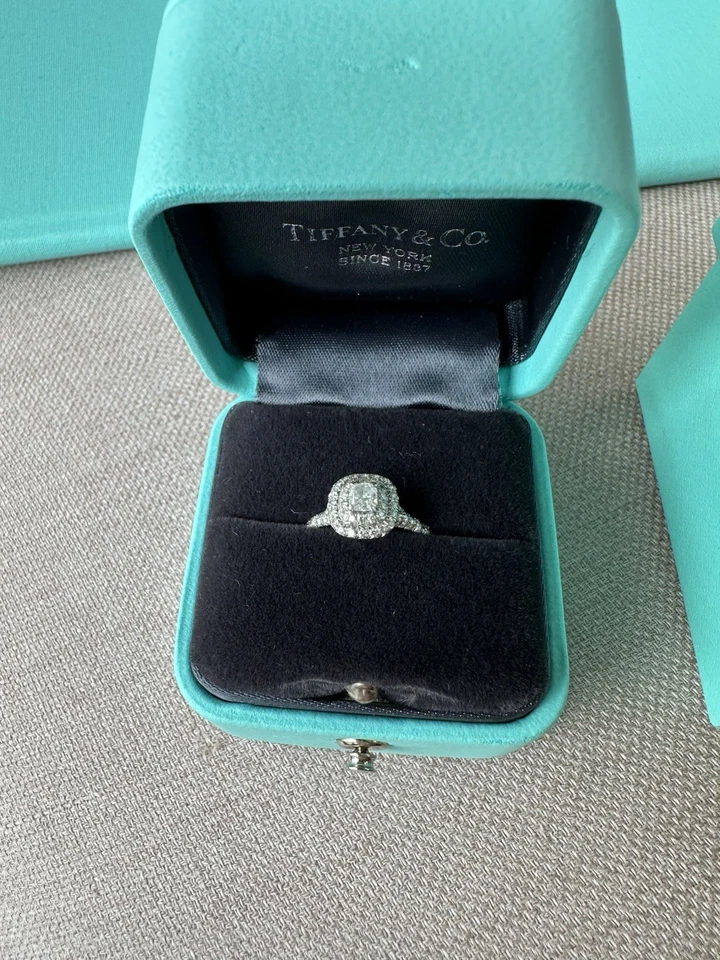 Anel de noivado Tiffany's Solitare platina almofada de Paris! - Imagem 3 de 4