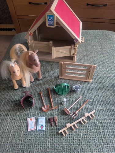 Sylvanian Families Vintage Pony Stall Set + Pferde & Zubehör Flair