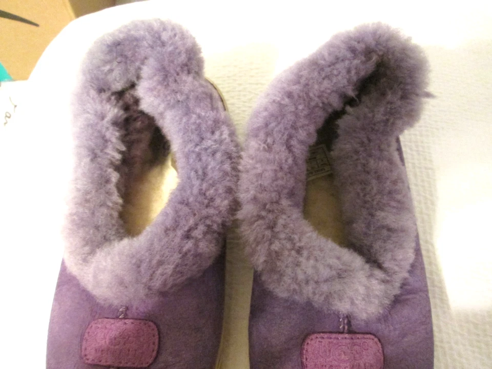 Zapatillas para mujer Ugg forradas de piel de gamuza púrpura talla 6 Foto 2 de 4