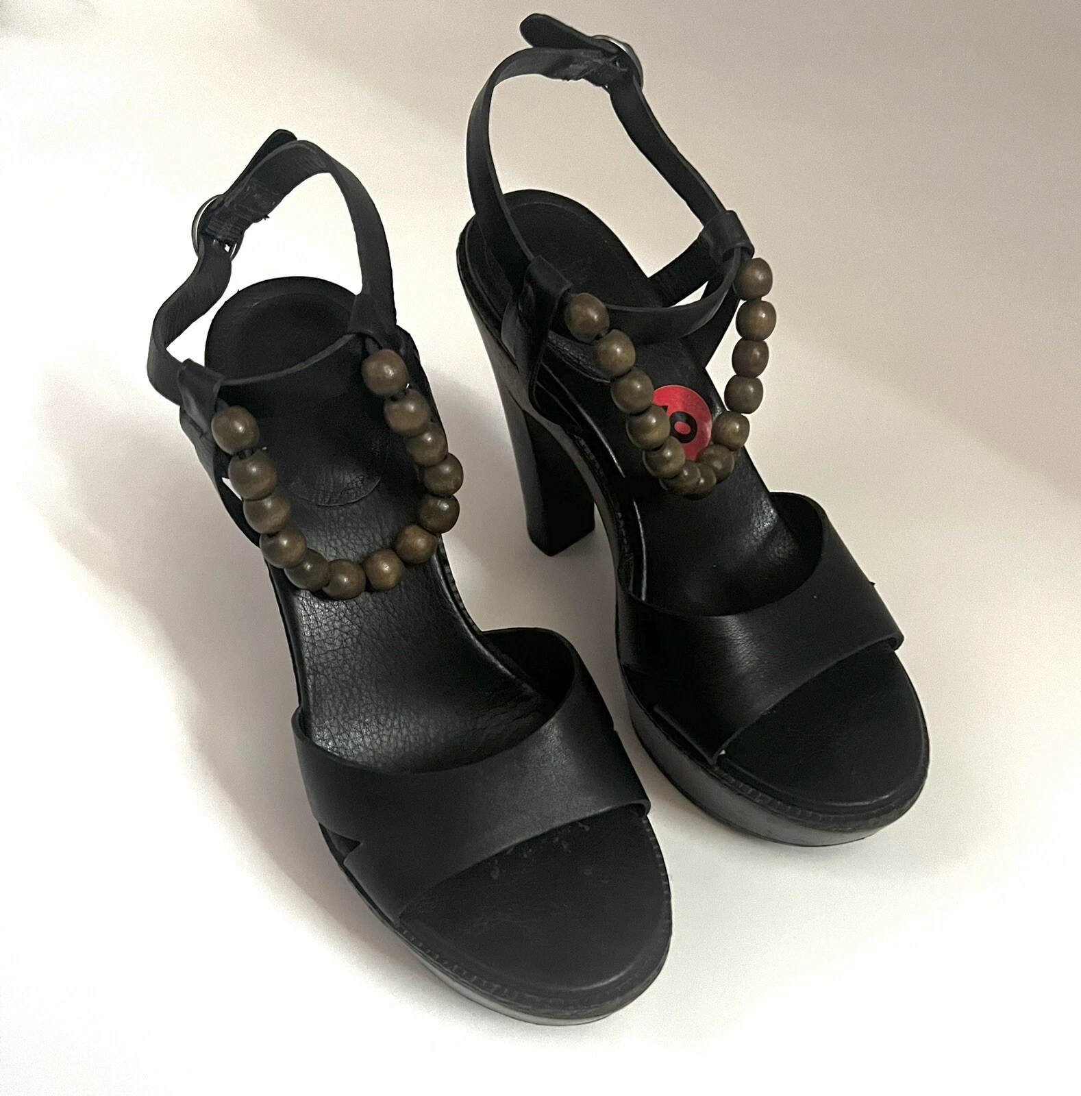 Sandali UGG donna Naima con perline in pelle nera plateau boho e cinturino tacco taglia 6W