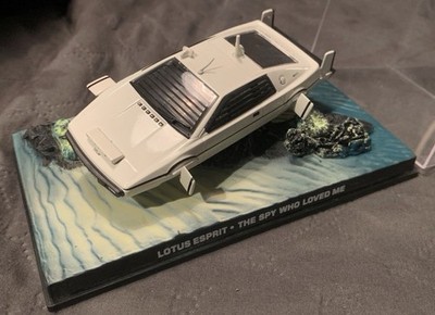 Minichamps Lotus Esprit James Bond 007  The Spy Who Loved Me  weiß, Base