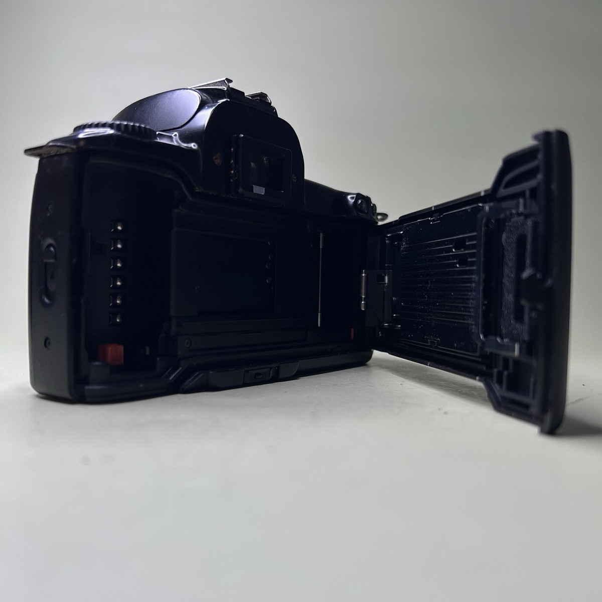 Canon EOS REBEL T2 / 300X / Kiss 7 35mm SLR Film Camera Body