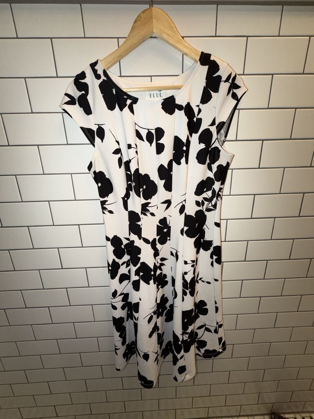 ELLE Women's Floral Cap-Sleeve Textured Fit and Flare Dress, photo 2