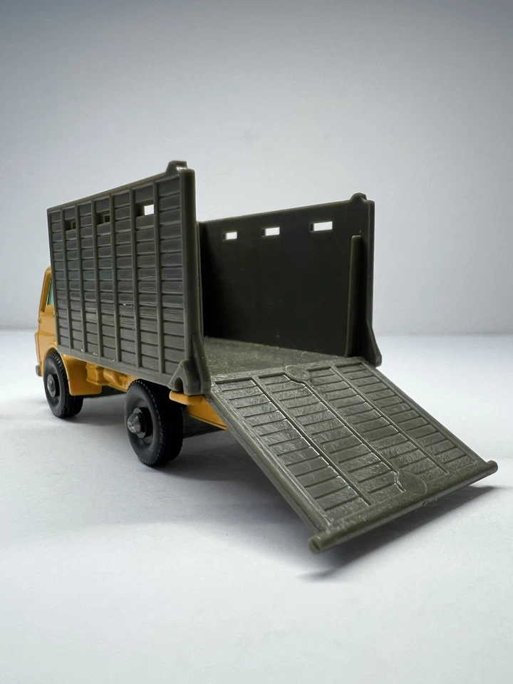 MATCHBOX LESNEY 37 DODGE CATTLE TRUCK VINTAGE 1966 DIECAST with Cattle VGC  - Image 4 of 4