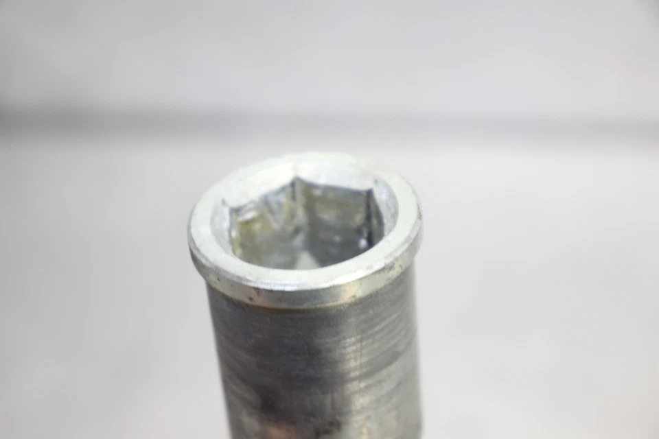 02-05 KAWASAKI NINJA ZX12R Front Wheel Axle - Image 4 of 4