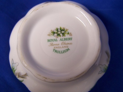 Vintage Royal Albert TRILLIUM Cream and Sugar--free shipping - Picture 5 of 5