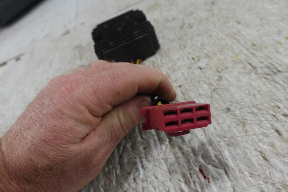 Regulador de voltaje rectificador policía Kawasaki Kz1000p 1995 fabricante de equipos originales Foto 3 de 4