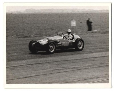 Fotografie Motorsport, Auto-Rennen, Rennwagen Startnummer 22 in Silverstone 