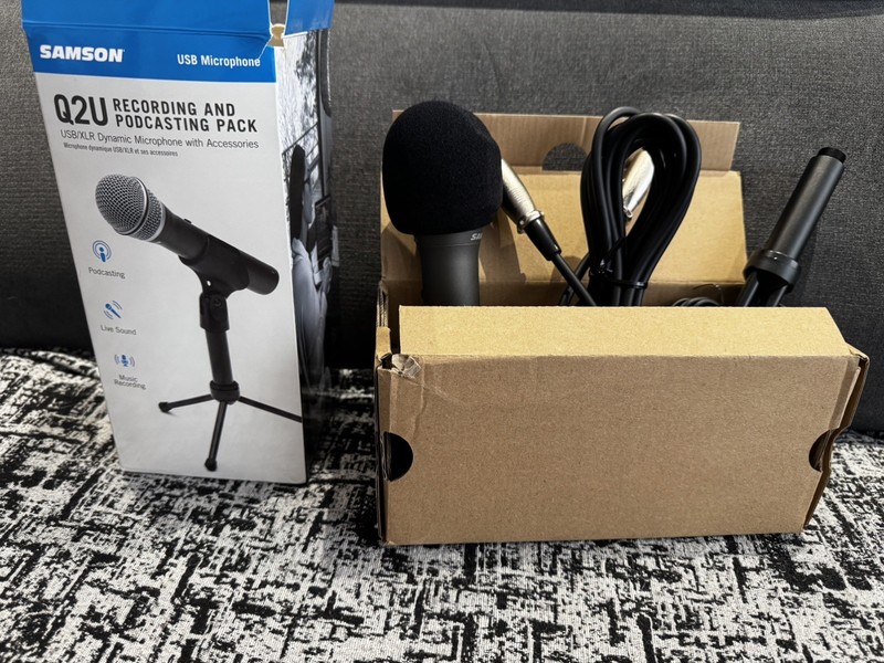 Samson Q2U USB/XLR Dynamic Microphone Pack with Stand, Cables. Missing Mic Clip