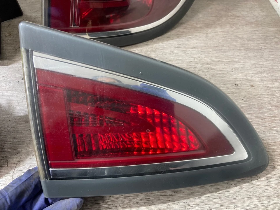 CONJUNTO DE LANTERNAS TRASEIRAS INTERNAS E EXTERNAS TRASEIRAS DO LADO DO PASSAGEIRO E MOTORISTA 2012 RENAULT CENIC - Imagem 2 de 4