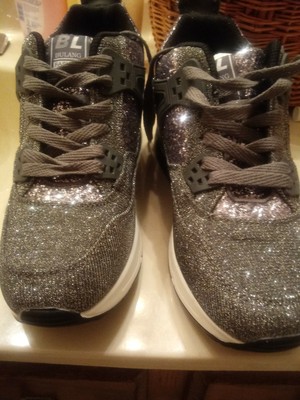 tennis shoes with heel support