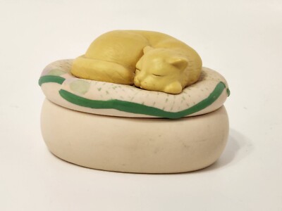 Trinket box porcelain off-white oval shaped w/ relief yellow sleeping cat EUC