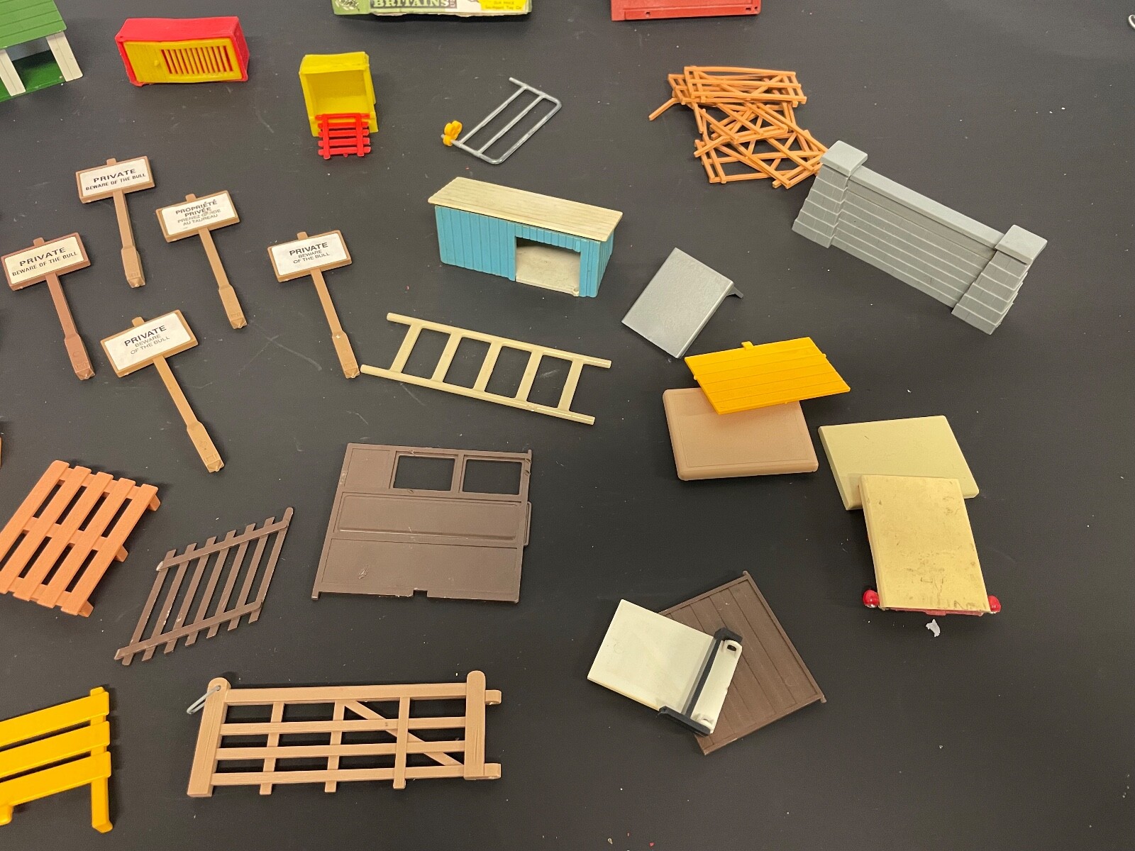 BRITAINS 132 SCALE FARM ACCESSORIES, HEDGES, SIGNS, HAY STACKS, WALLS