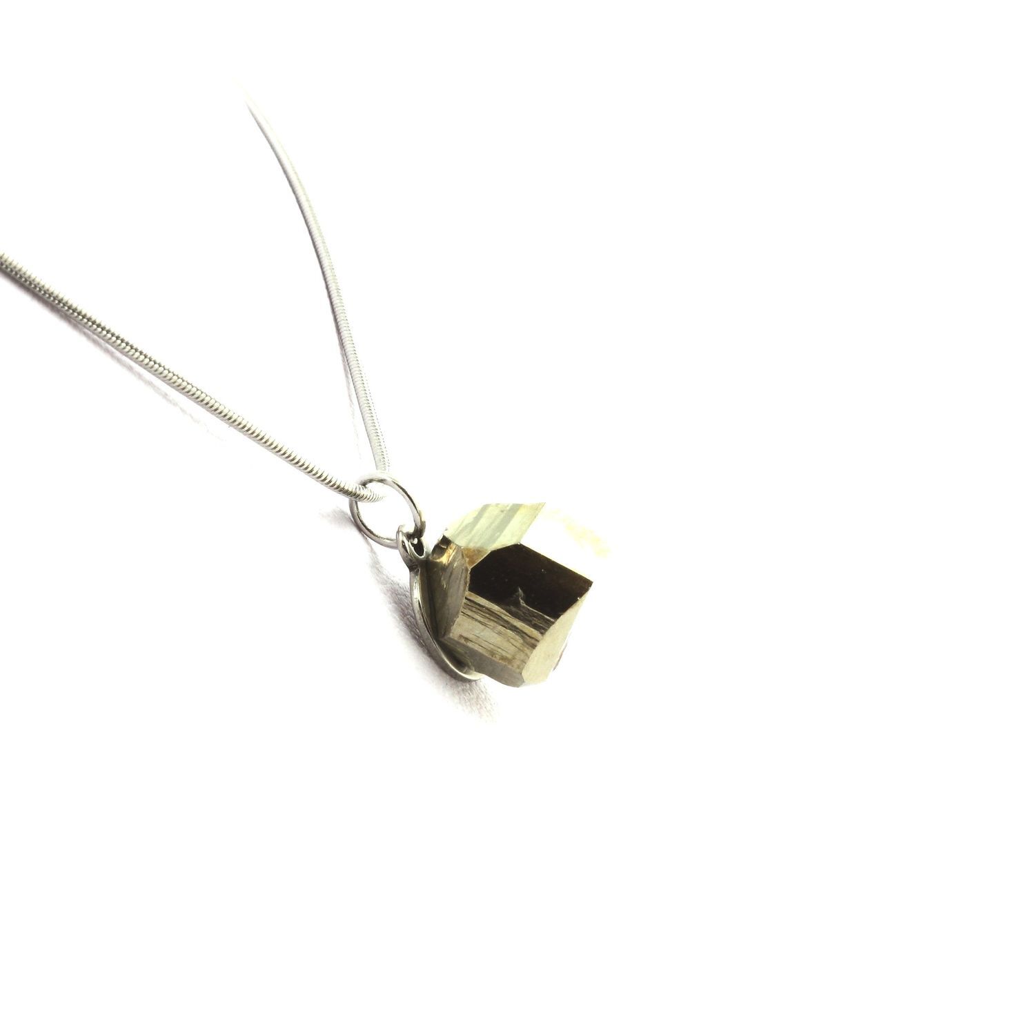Collier en Pyrite naturelle d'Espagne 12.7 ct d'Ambas Aguas et sa bélière minimaliste