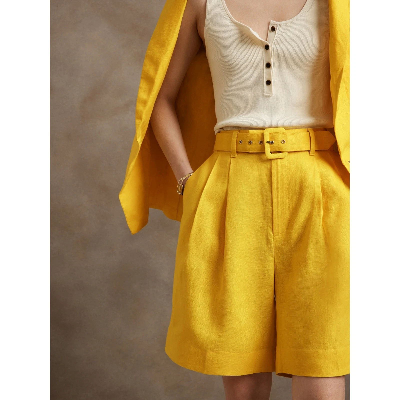 BANANA REPUBLIC Lino Bermuda Shorts Yellow 100% Linen Pleated Belted Womens 6
Opens in a new window 
