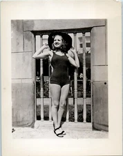 BEACH BABE VINTAGE ORIGINAL PHOTO SWIM WEAR 1940/50s? BIG SMILE YOUNG BEAUTY 