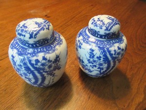 VTG-PAIR-OF-COBALT-BLUE-WHITE-5-034-PORCELAIN-GINGER-JARS-VASES-PRICE-IMPORTS-JAPAN
