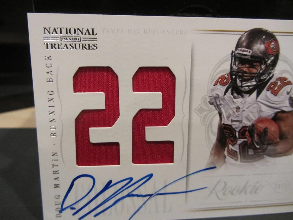 National Treasures Rookie Autograph Jersey Buccaneers Doug Martin 38/50 2013 - Image 3 of 4