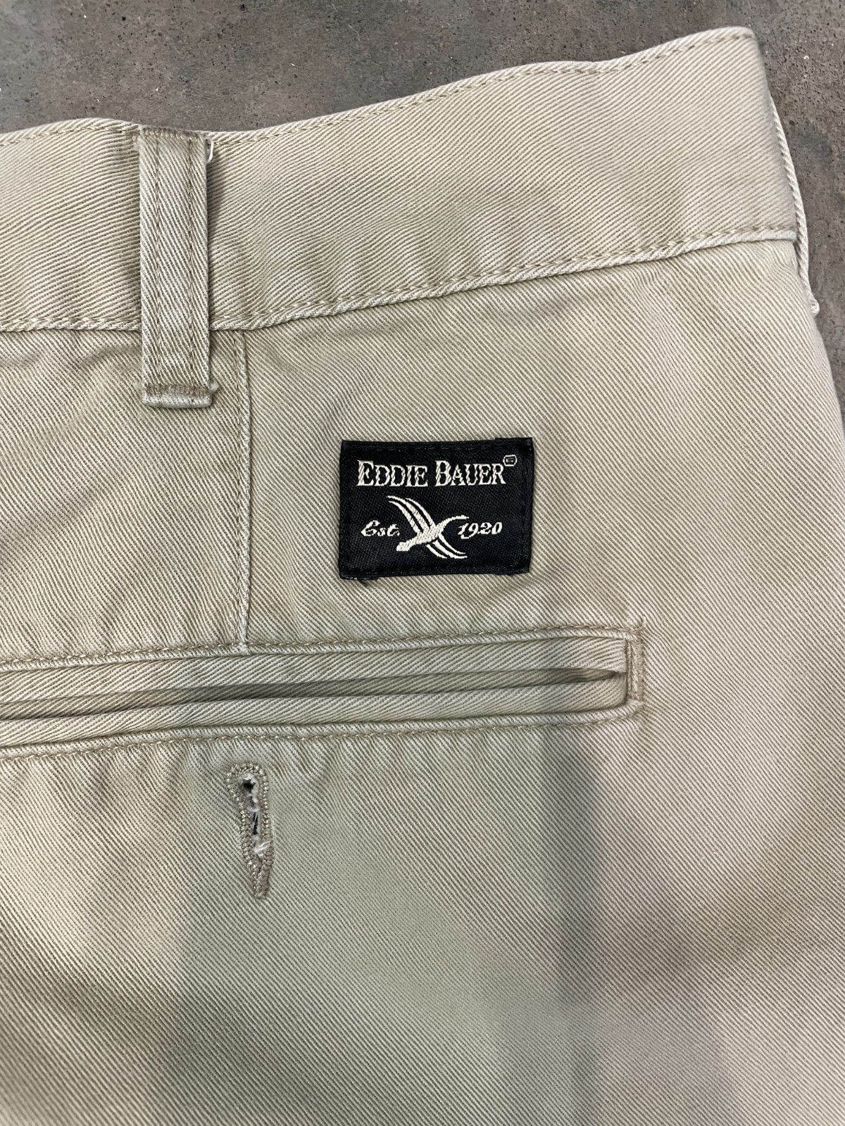 Eddie Bauer Chino Shorts Men 40 Khaki Pleated 8” Inseam Cotton Classic Fit thumbnail 2