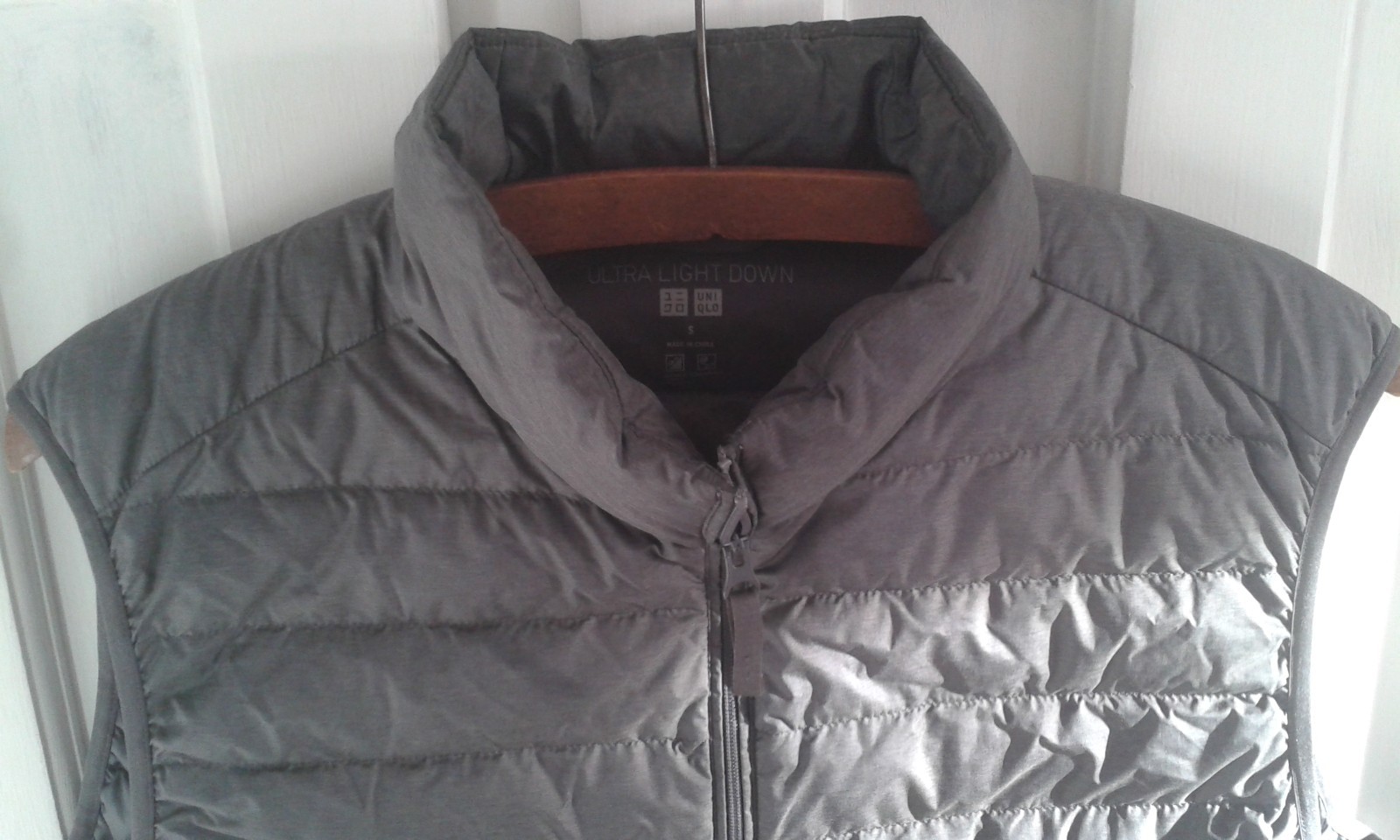 Uniqlo Gilet Vest Ultra Light Down Filled -Dark Grey - Padded Zipped -Size Small image 2