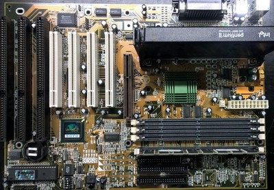Bundle: Soyo SY-6KB, Pentium 266 - 128MB RAM - Ati Rage