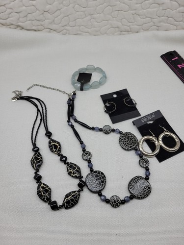 Lot bijoux collier craquelé noir ton argent et boucles d'oreilles ton or  - Photo 1/11
