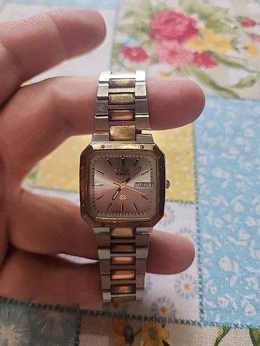 New ListingSEIKO 111080 Quartz — Vintage 1970s Japanese Dress Watch, Silver Dial 8223-5200