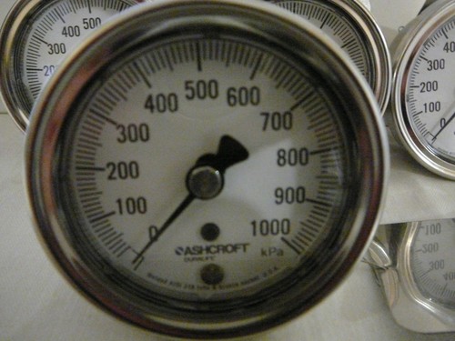 Medidor de presión Ashcroft Duralife 25-1009AW-02B 2-1/2" 1000 KPA PSI 3/8 NPT - Imagen 2 de 5