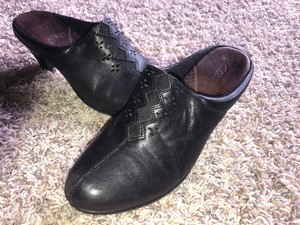 black closed toe mules