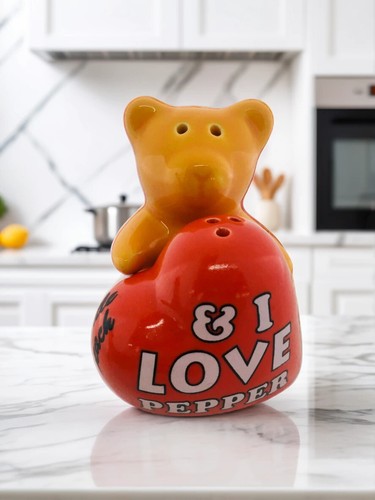 Bear Heart Salt & Pepper Shakers Set collectibles Ceramic Orange Bear - Picture 2 of 2