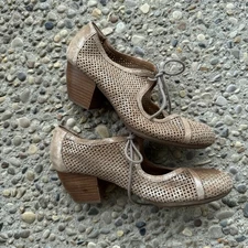 Comfortiva Heels Women’s 8.5 Tan Perforated Leather Block Lace Up Oxford Shoes