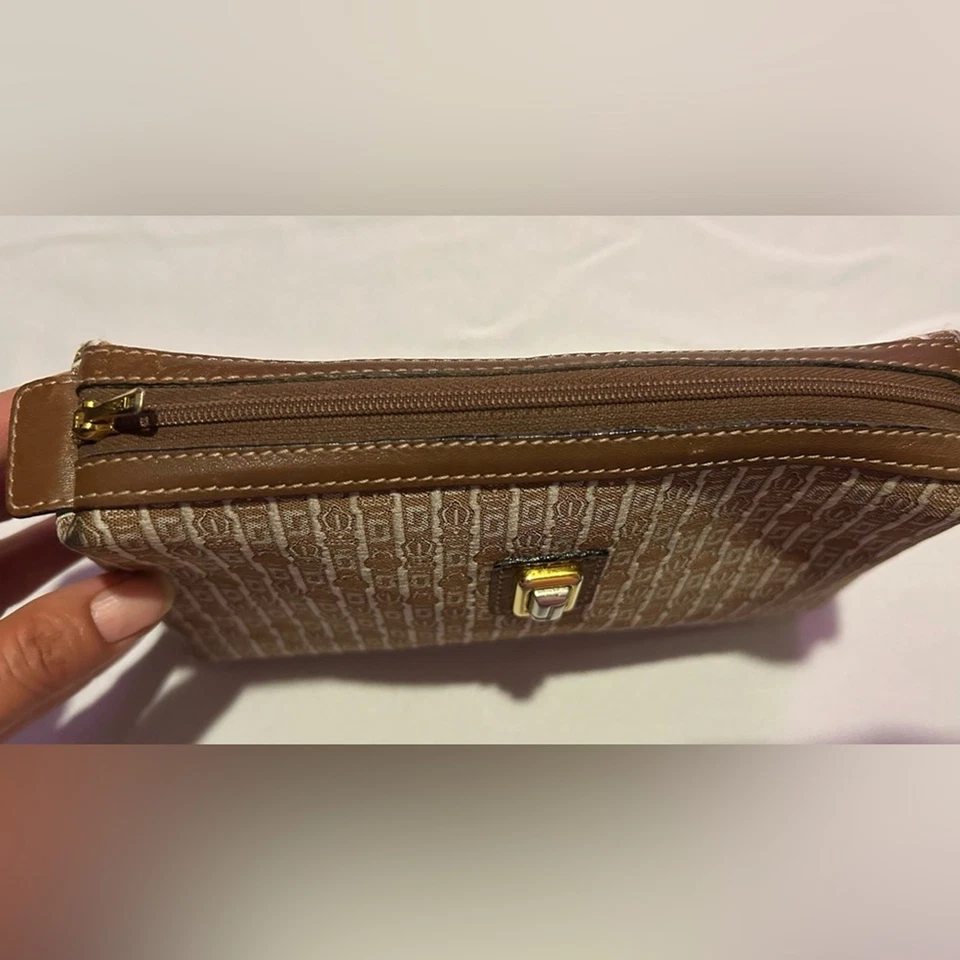 De Colección Judith Lieber Monograma Logo Top Cremallera Maquillaje Bolso sin asas Lona Cuero. 9”x5” Foto 3 de 4