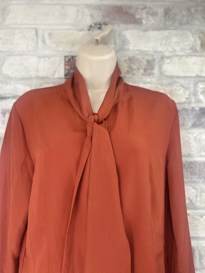 Blusa SPIEGEL Para Mujer Naranja Quemado Oxidada Sedosa Cuello Atado Botón Delantero Talla 10 Foto 2 de 4