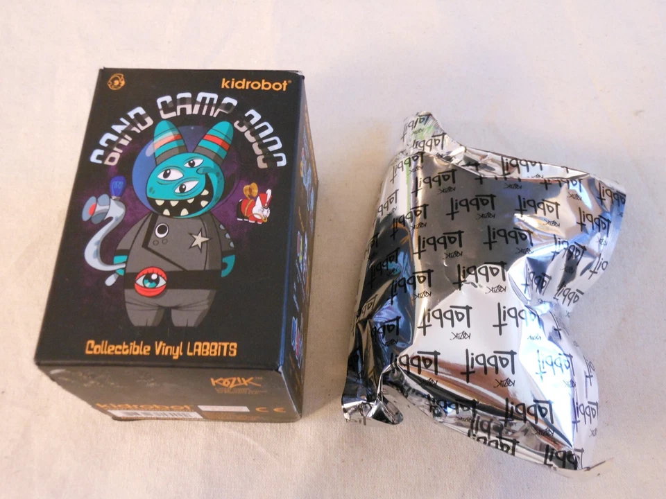 Kidrobot | Labbit Band Camp 3000 | Caja Ciega Mini Serie 2.5" Nuevo en Caja Foto 2 de 2
